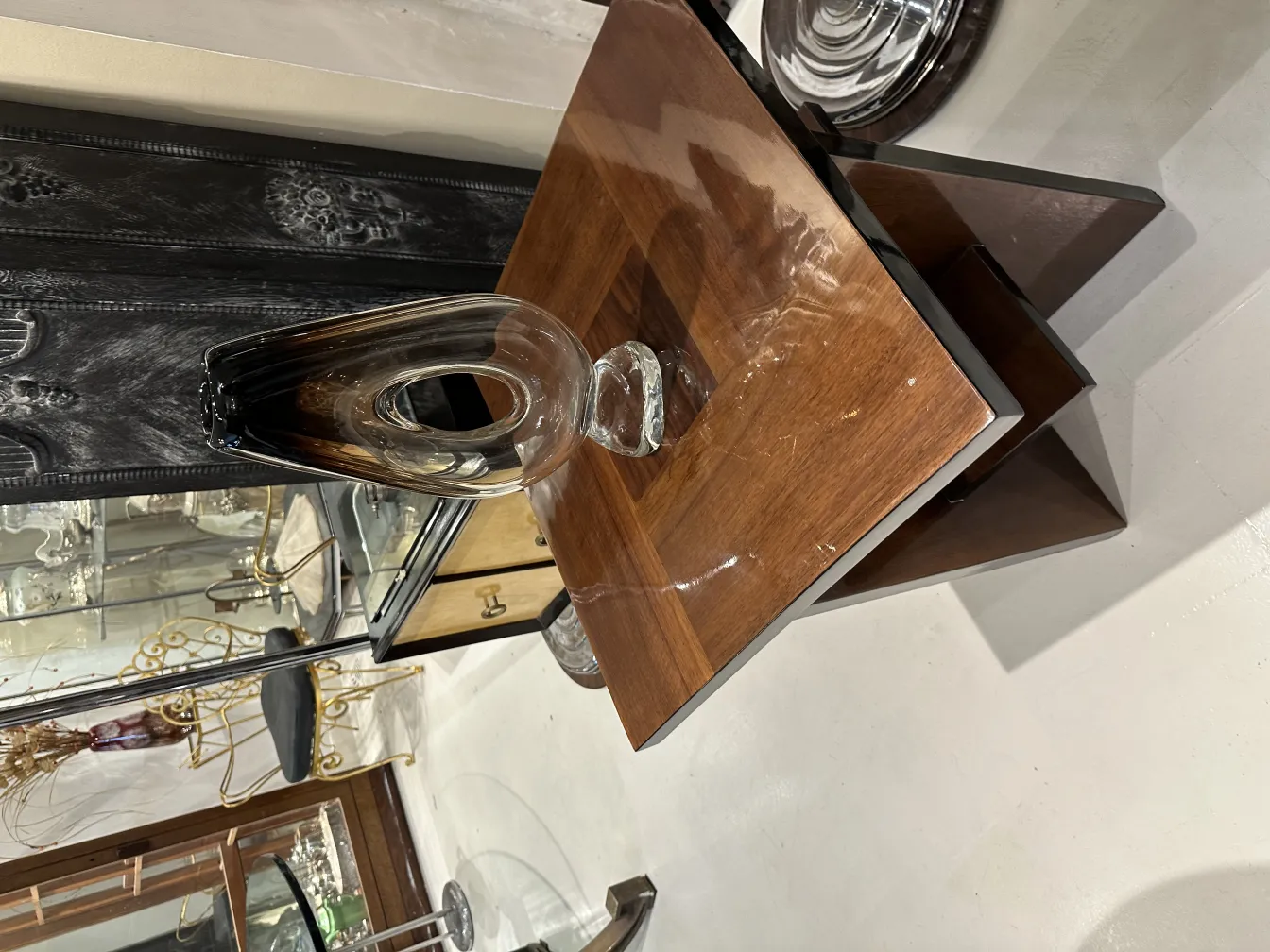 florero de murano en una mesa de madera oscura, ambiente clásico