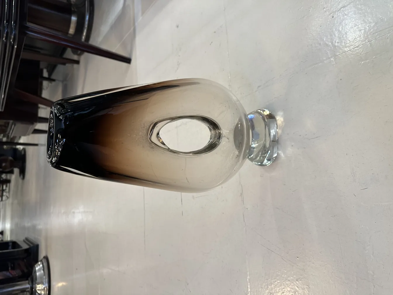 vaso de murano com forma elegante e cores suaves em um ambiente antigo