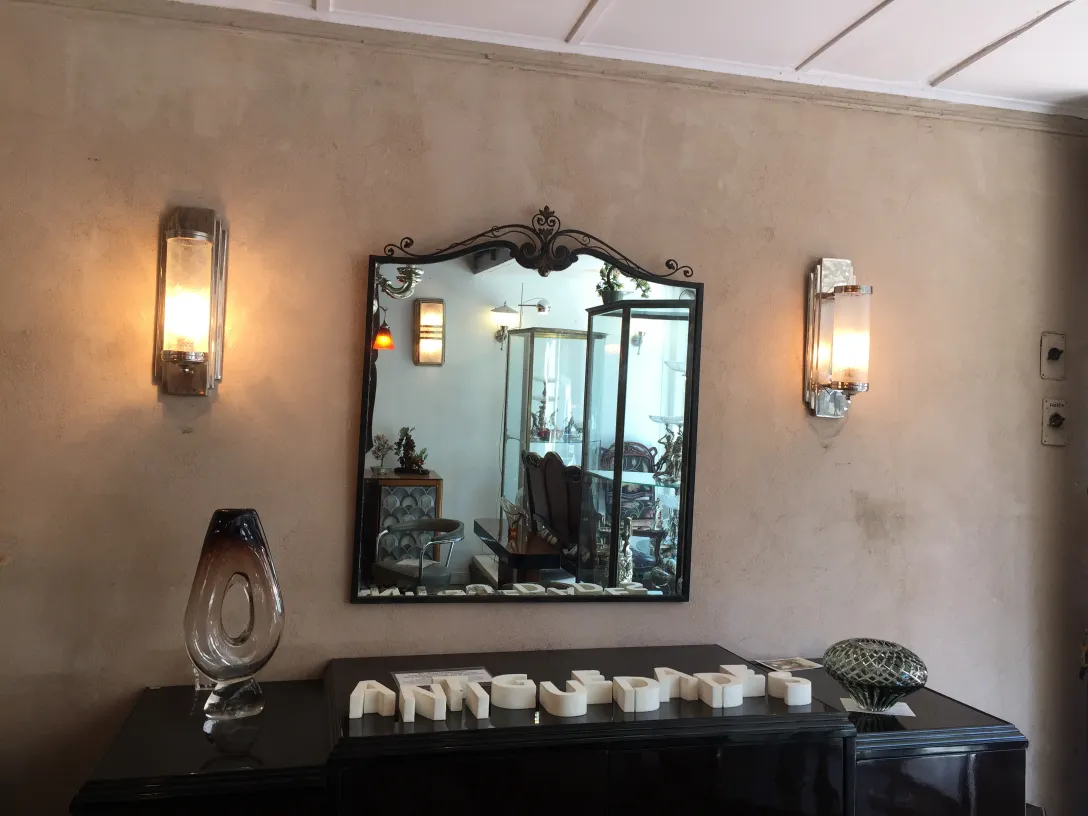 Vaso di Murano antico con design elegante in un ambiente accogliente