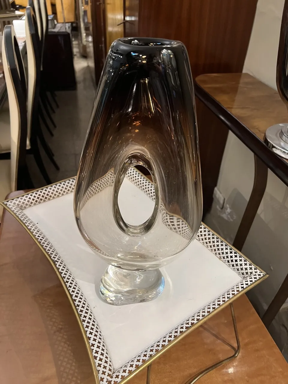 vase murano ancien avec forme élégante et verre transparent, dans un cadre décoratif