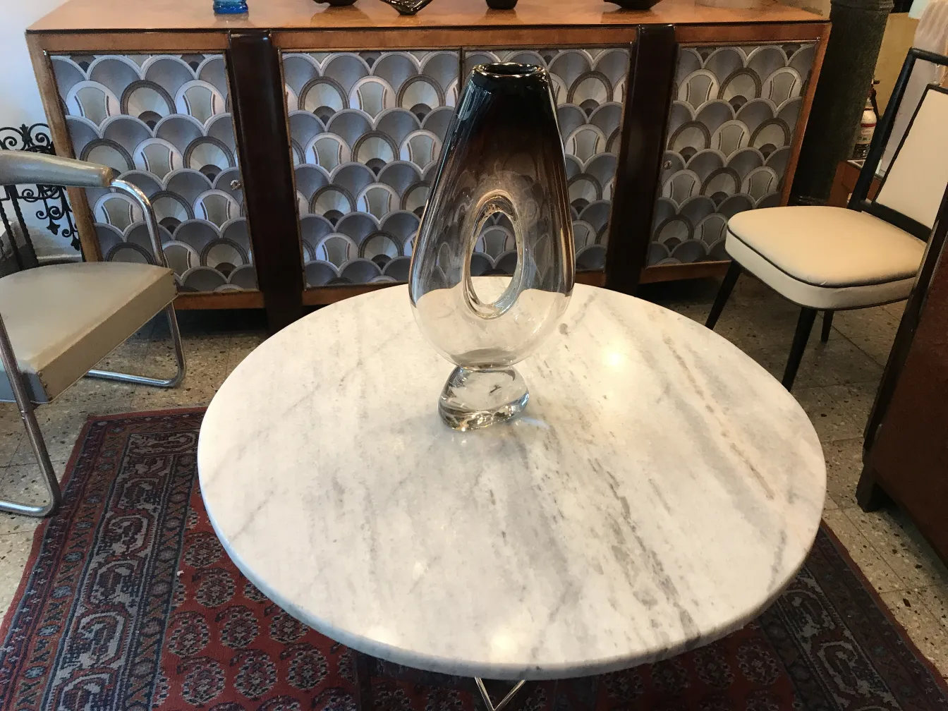 Vase Murano ancien sur une table en marbre, avec des décorations modernes autour