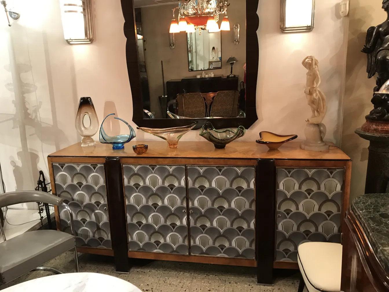 vaso di murano su un tavolo con altre decorazioni antiche