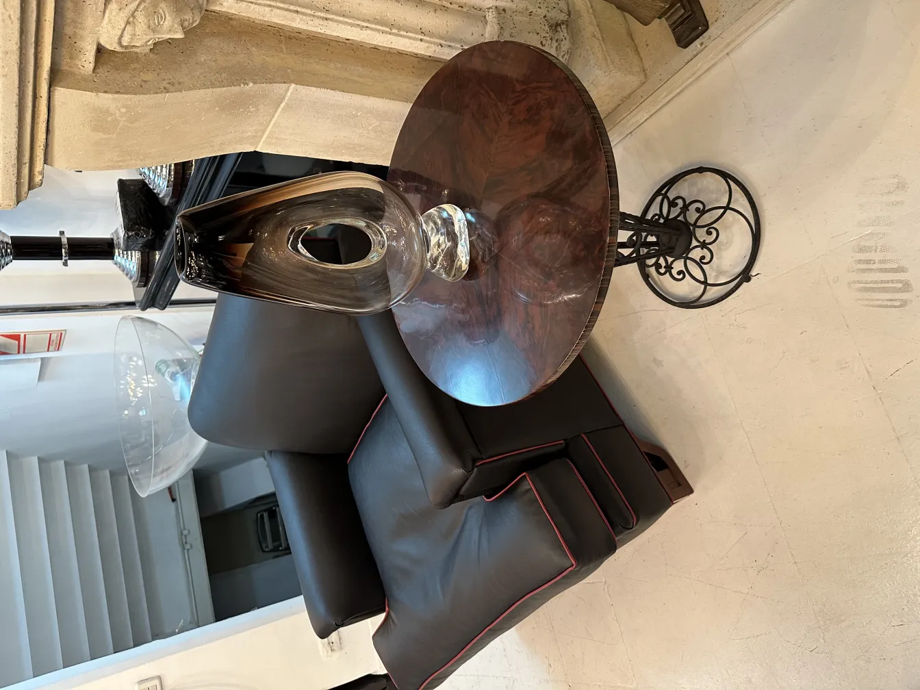 vase murano en forme ovale avec surface lisse et brillante, dans un cadre élégant avec des meubles sombres