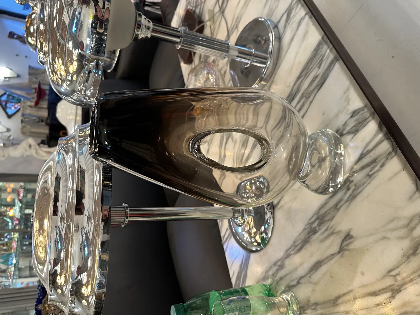 vaso de murano antigo com design elegante em ambiente moderno