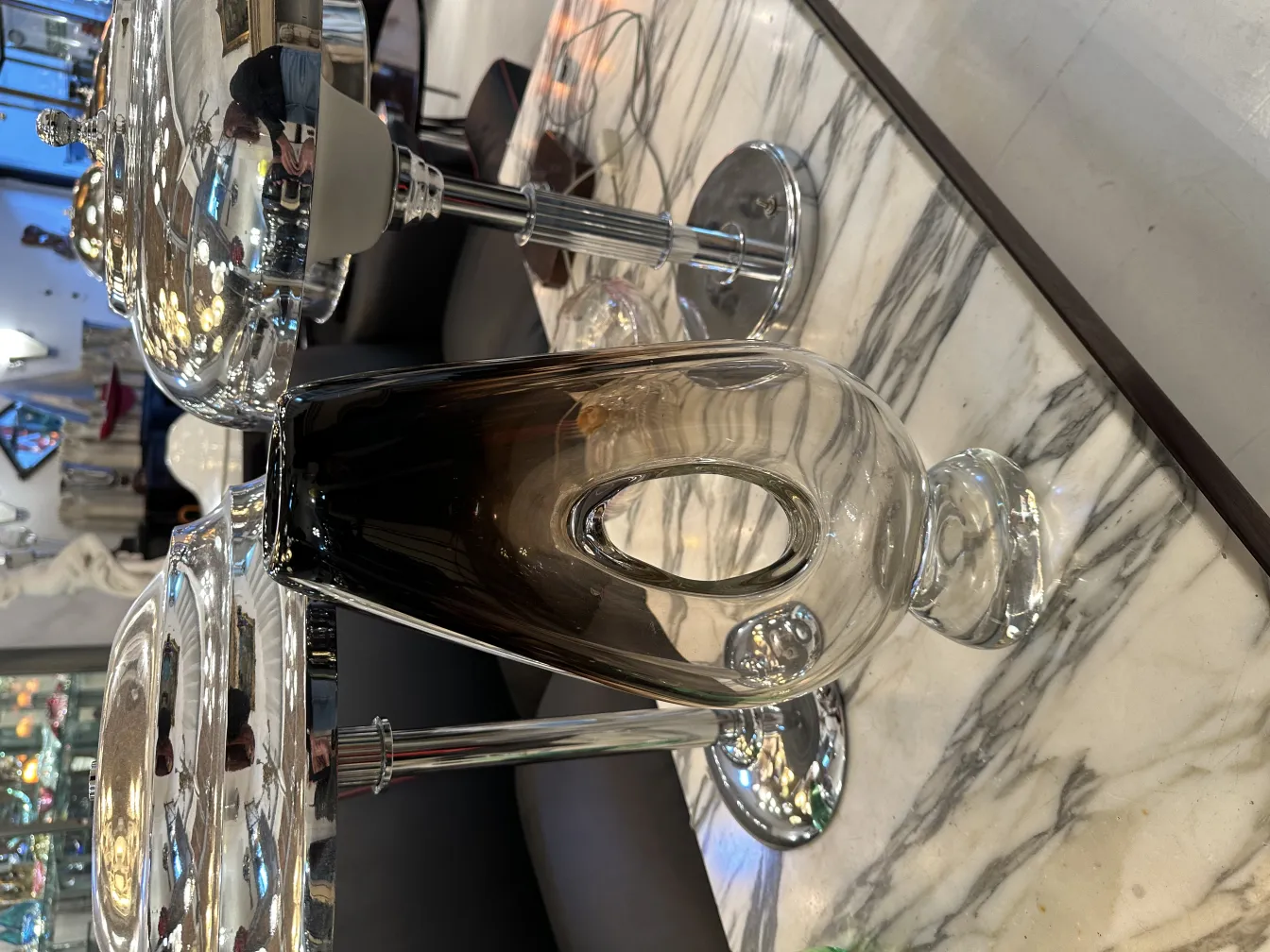 vaso antigo de murano, forma elegante e design refinado, fundo de mármore