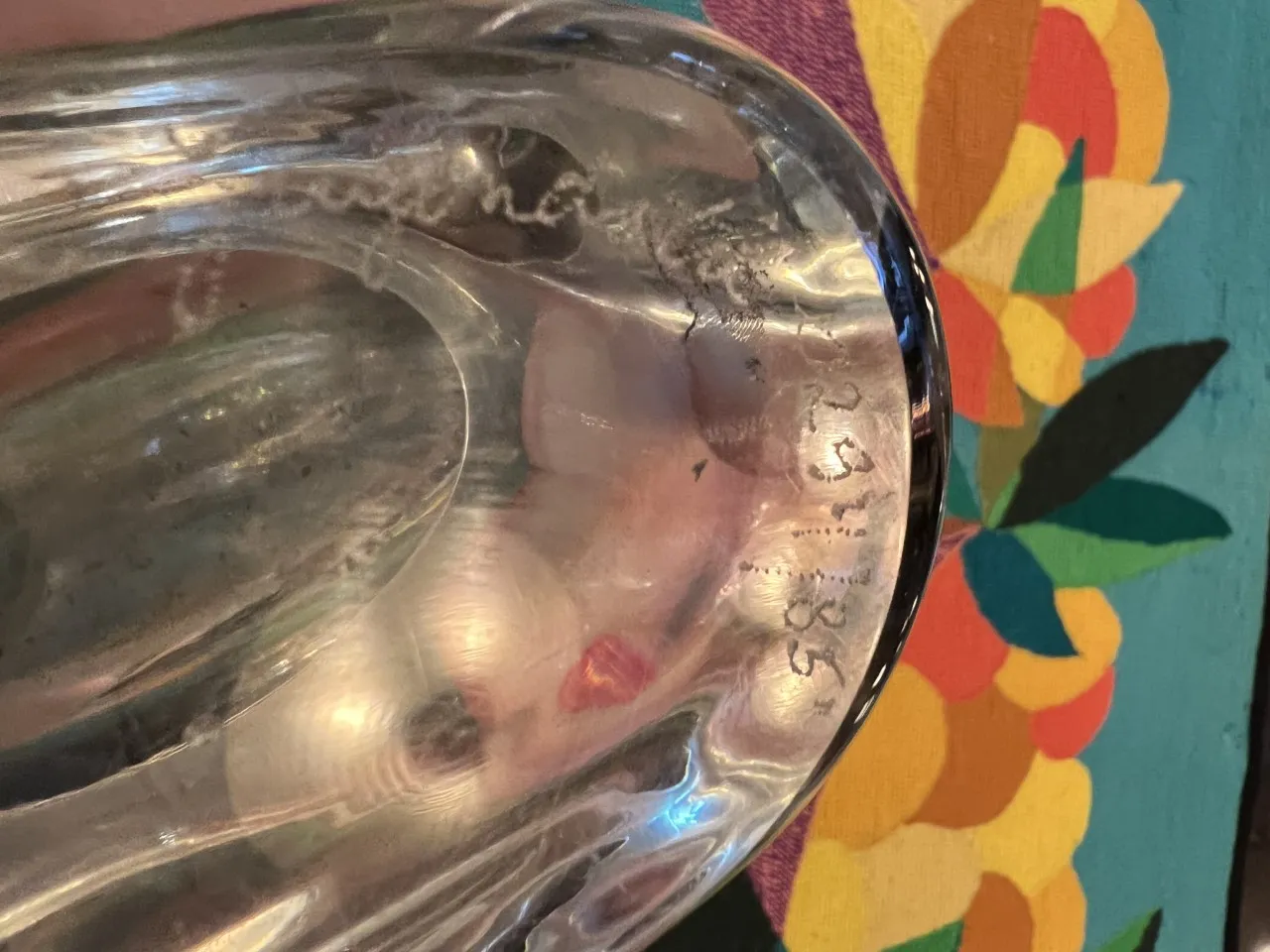 vaso de murano antigo com detalhes únicos sobre uma mesa colorida