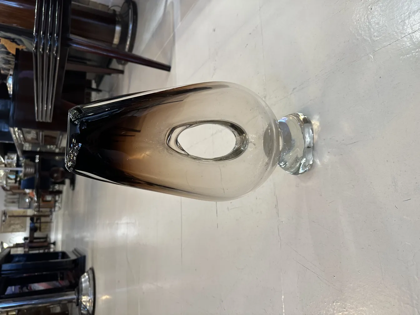 vase murano avec base transparente, décor ancien avec meubles disposés élégamment