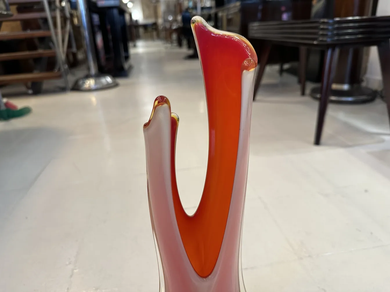 murano-glas mit elegantem design, vintage-atmosphäre