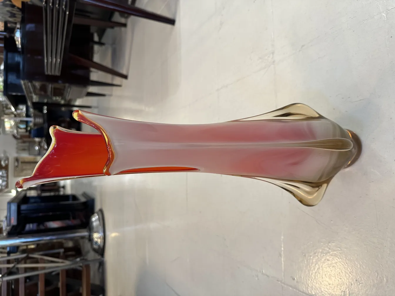 vaso antico di Murano in tonalità calde, con design elegante, arricchisce un ambiente sofisticato