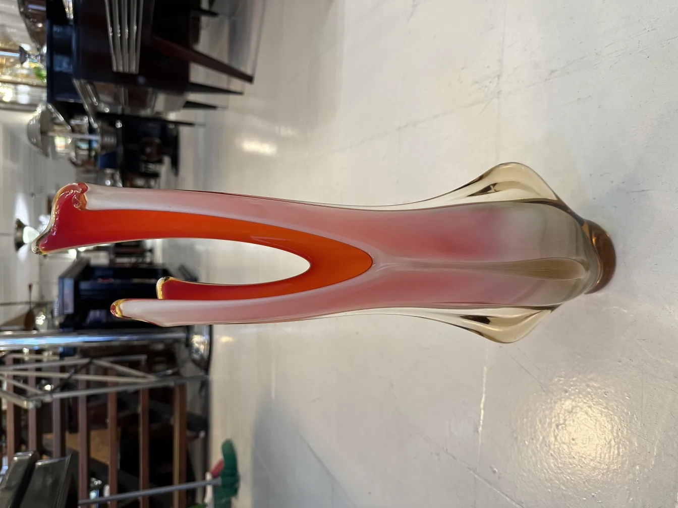 vase murano ancien avec un design élégant et coloré, embellissant l'espace