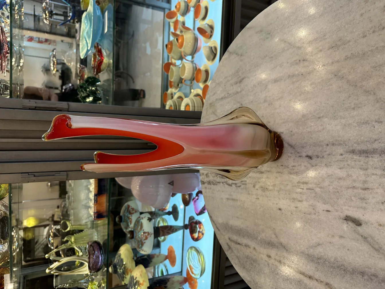 florero de murano antiguo con forma elegante y colores vivos sobre fondo de mármol