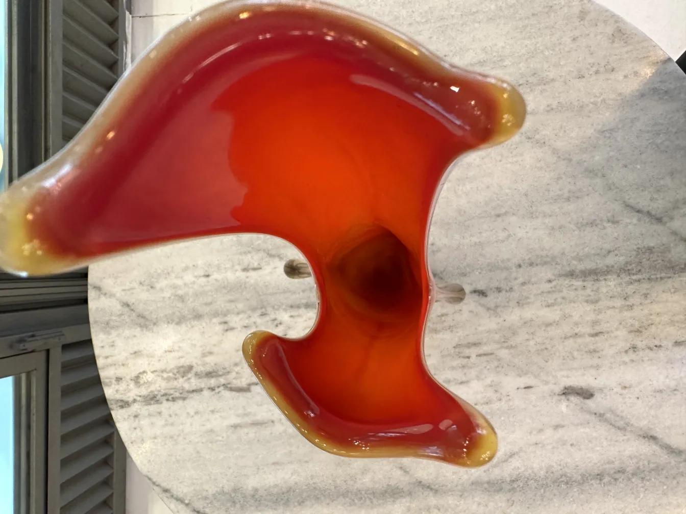 vaso de murano antigo com forma ondulada e cores quentes