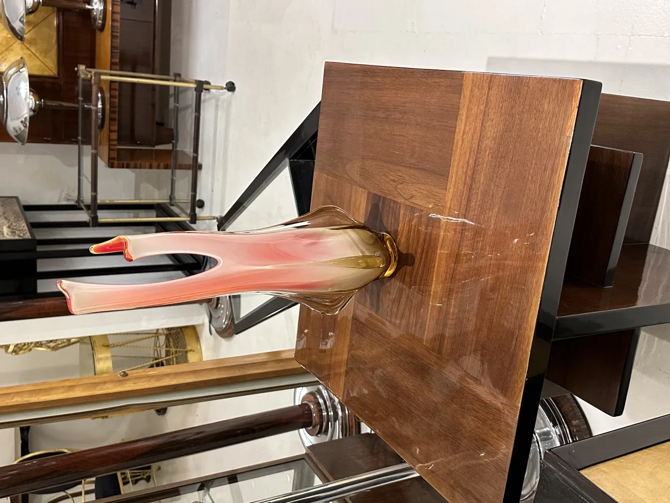 vase murano avec forme élégante et couleurs douces