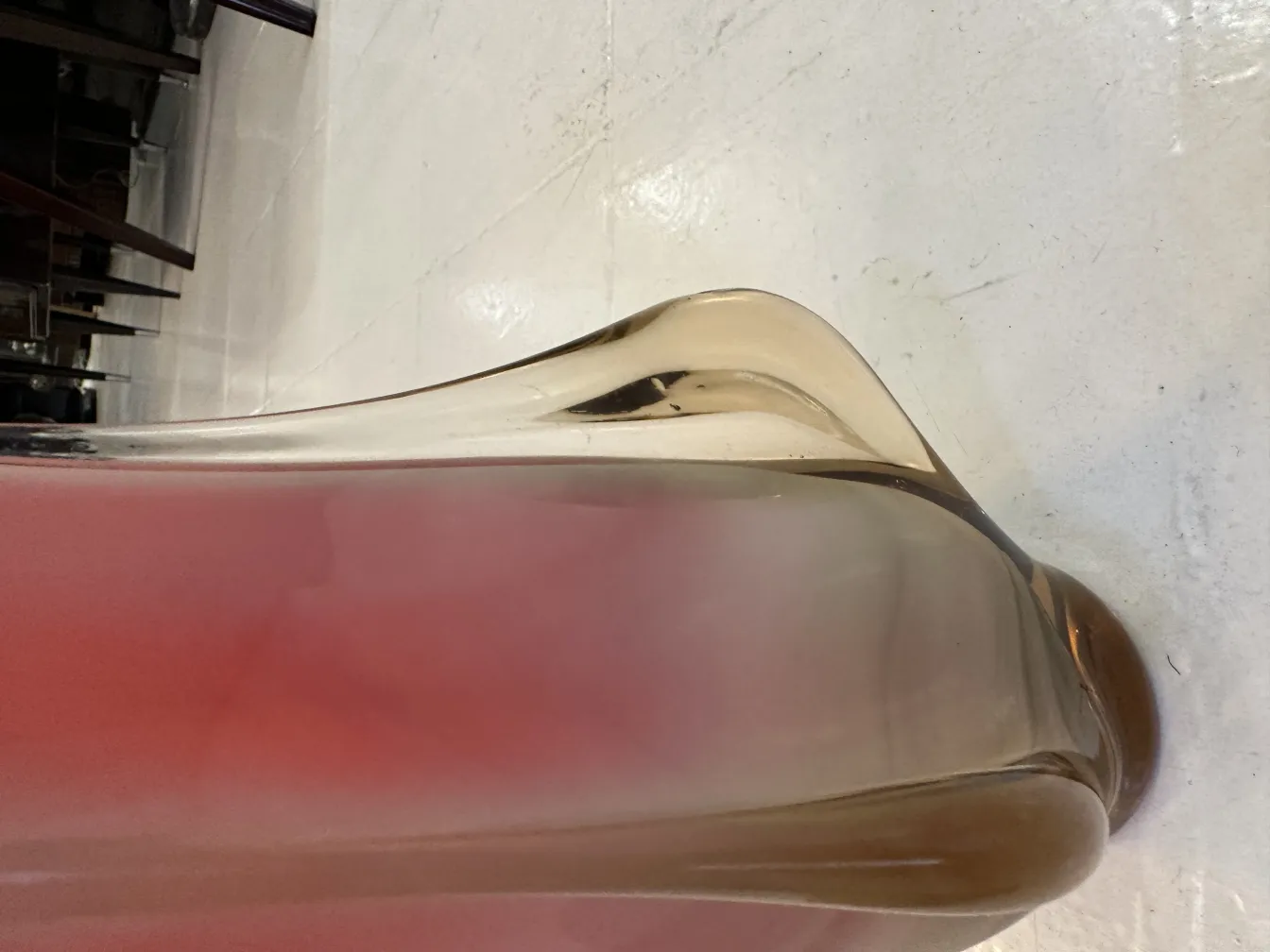 antike murano-vase mit gekrümmtem design, eleganter rahmen