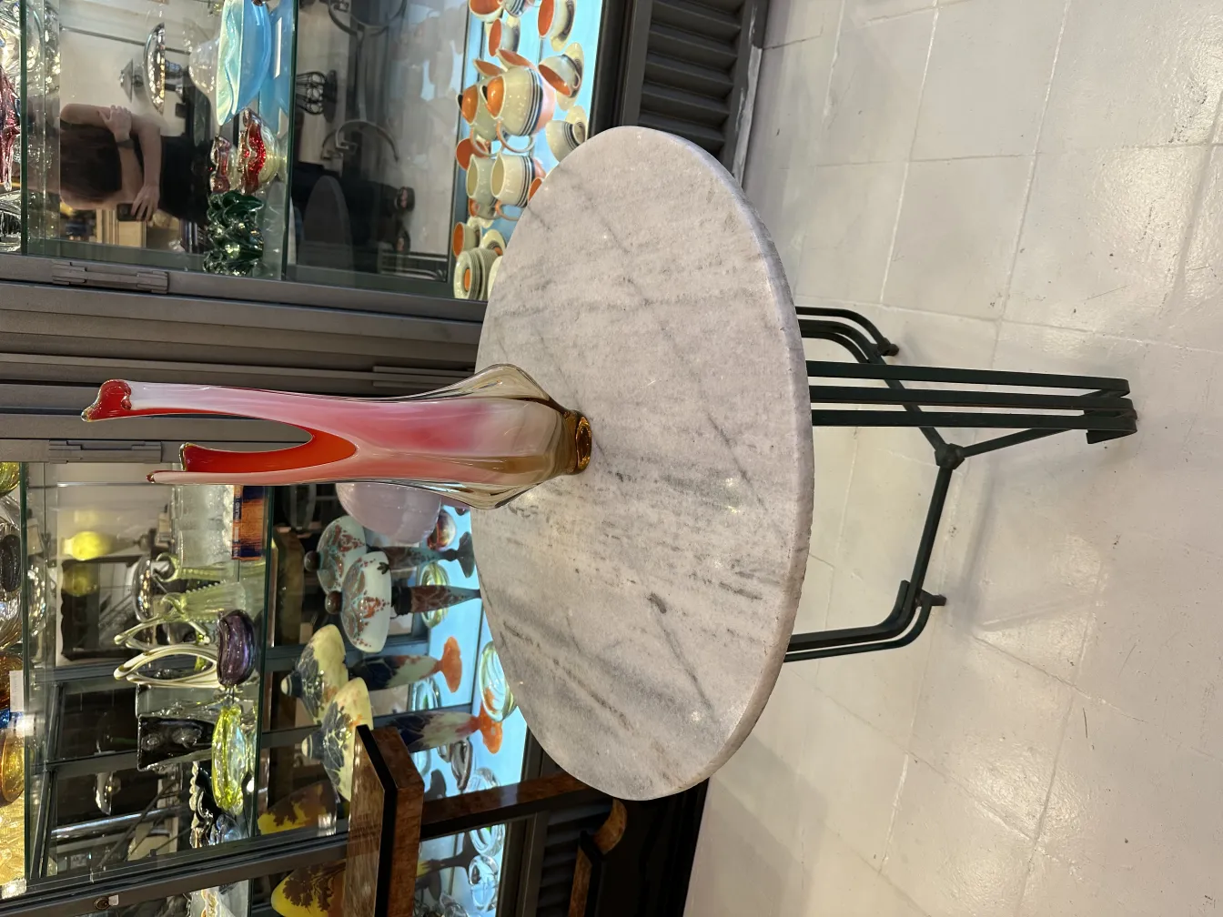 vase murano ancien sur table avec fond décoratif