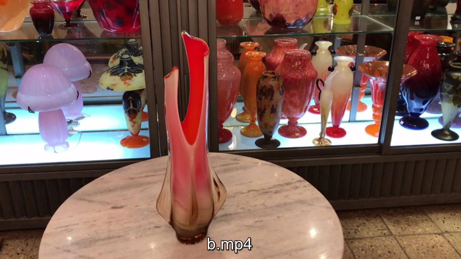 vaso de murano antigo com cores quentes e formas elegantes, cercado por itens decorativos