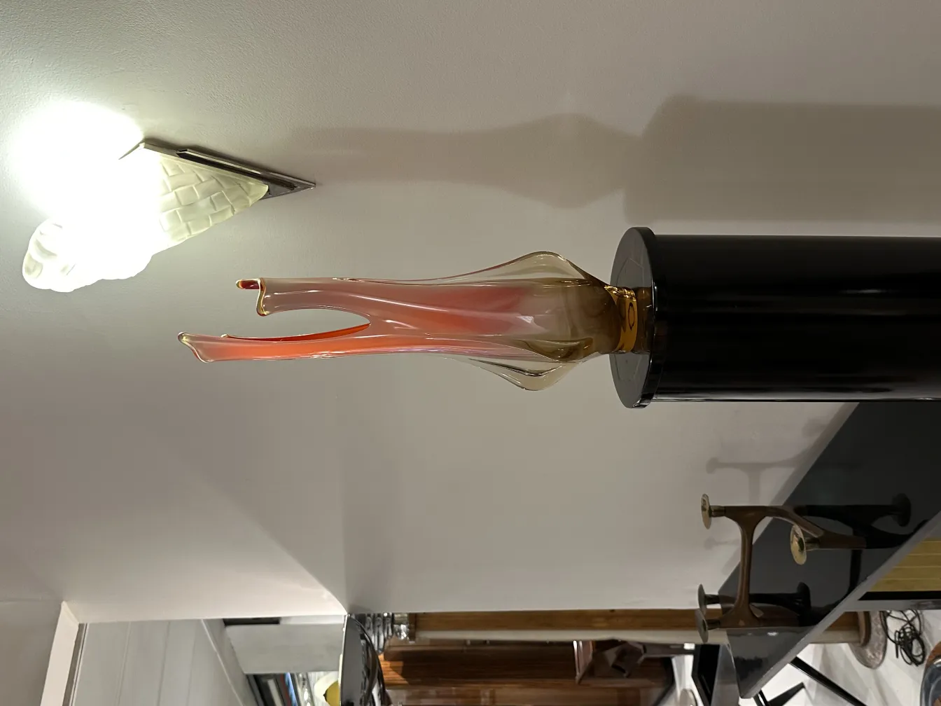 vase murano ancien avec une forme élégante dans un cadre décoratif