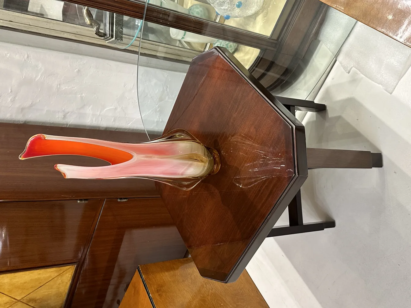 antik murano-glas mit leuchtenden farben auf einem tisch