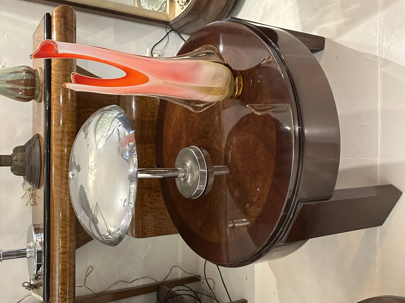 vase murano ancien coloré sur une table en bois