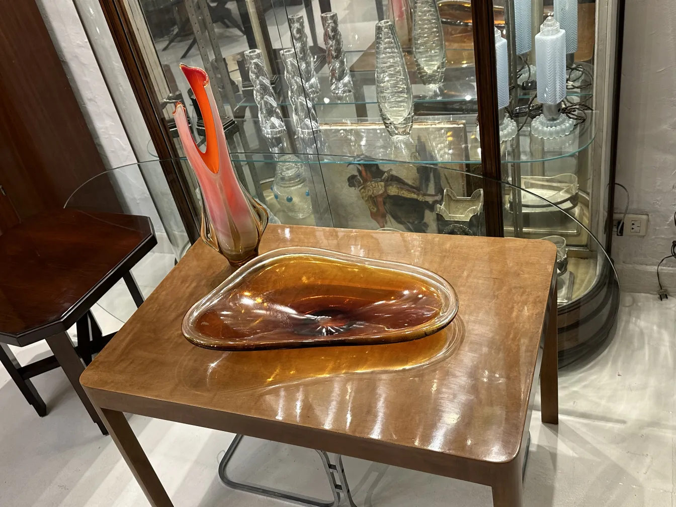 古董穆拉诺花瓶，优雅的形状和温暖的色彩在装饰环境中