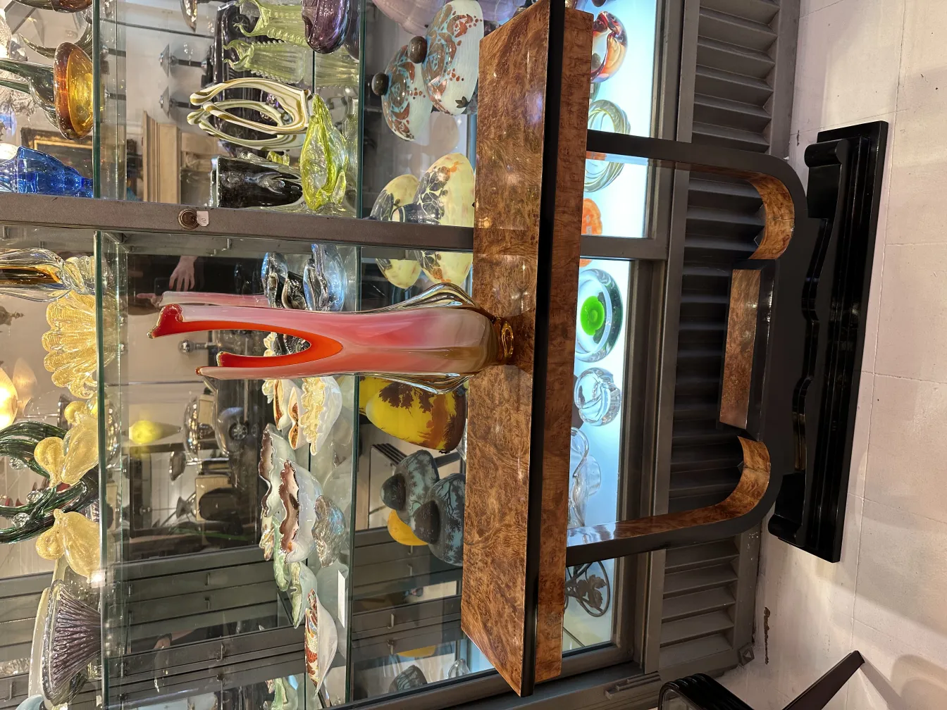 पुरातन मुरानो फूलदान, सुंदर आकार और जीवंत रंगों के साथ, पुरातन वातावरण में