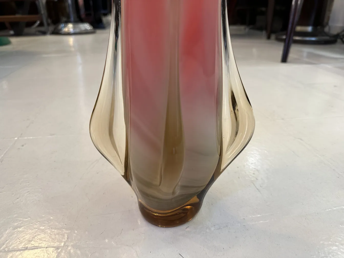 vase murano ancien avec un design ondulé dans des teintes douces