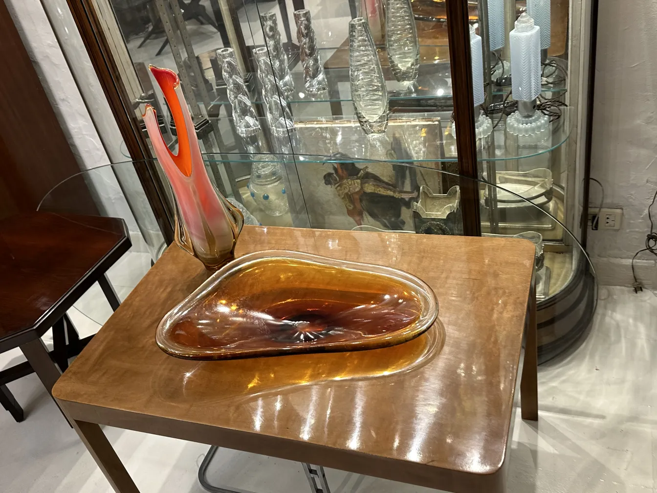 vaso di murano antico con vari colori su un tavolo elegante