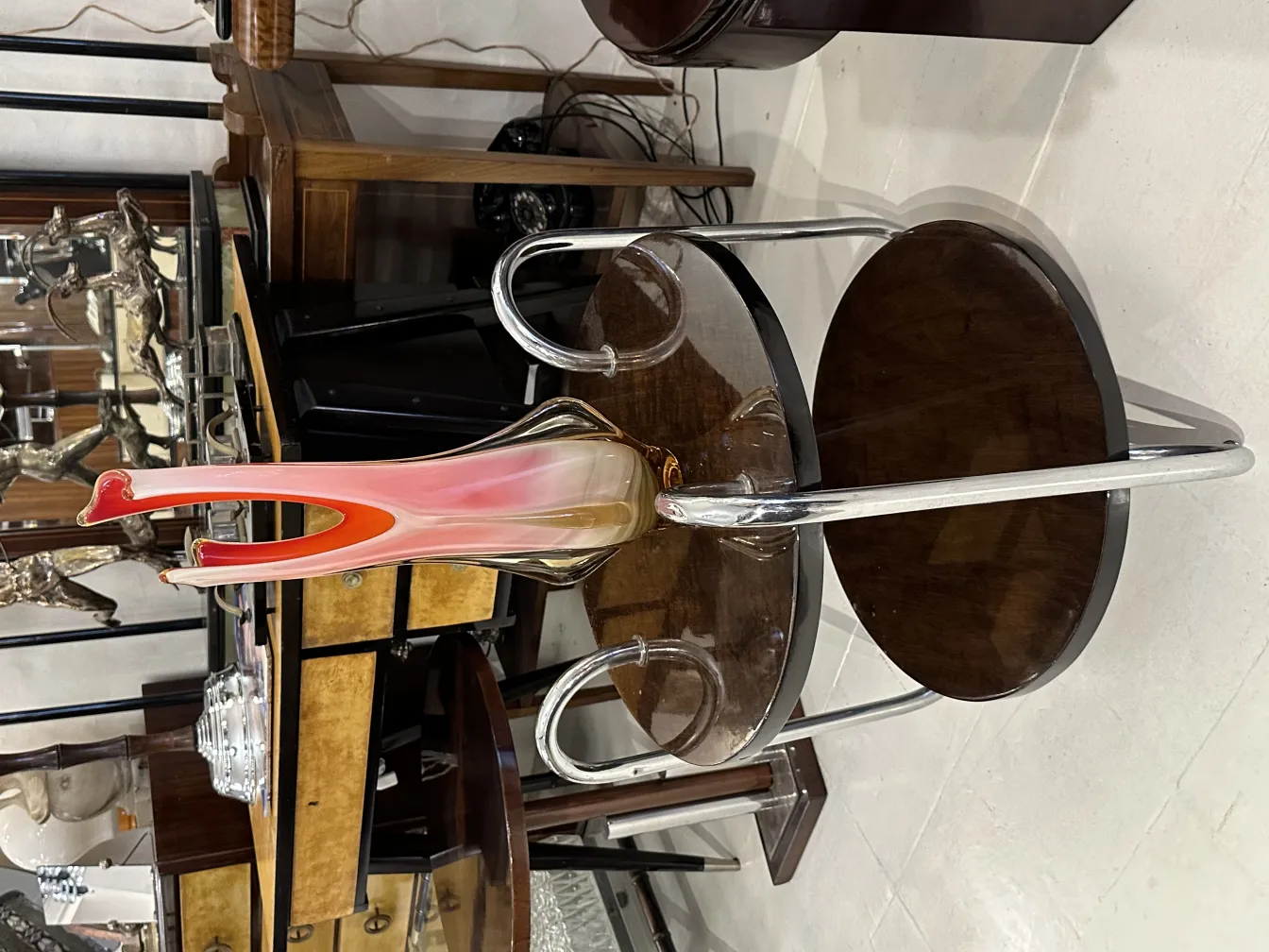 antik murano vase mit lebhaften Farben in einem eleganten Umfeld