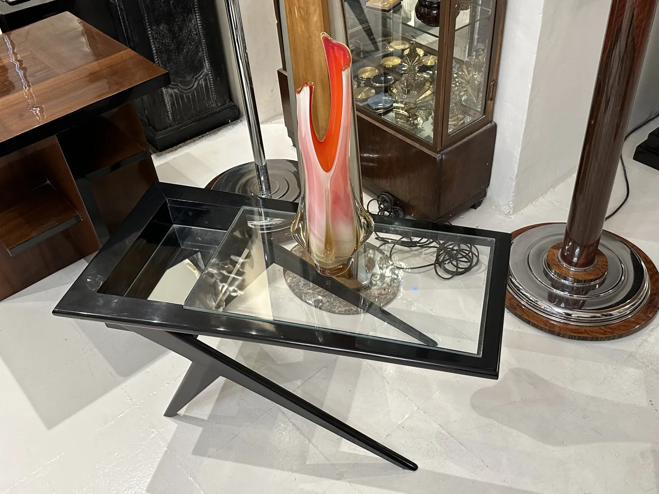 farbige antike murano-glas auf einem Tisch