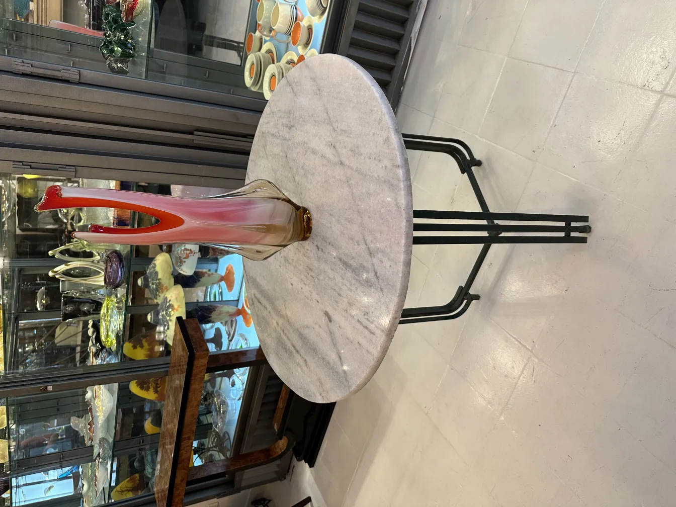 Античная ваза мурано с теплыми тонами на мраморном столе.