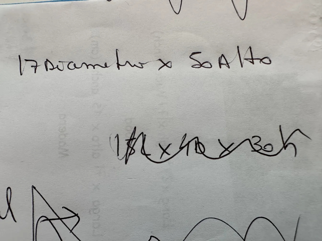 Vasi antichi con decorazione artistica e forme eleganti.