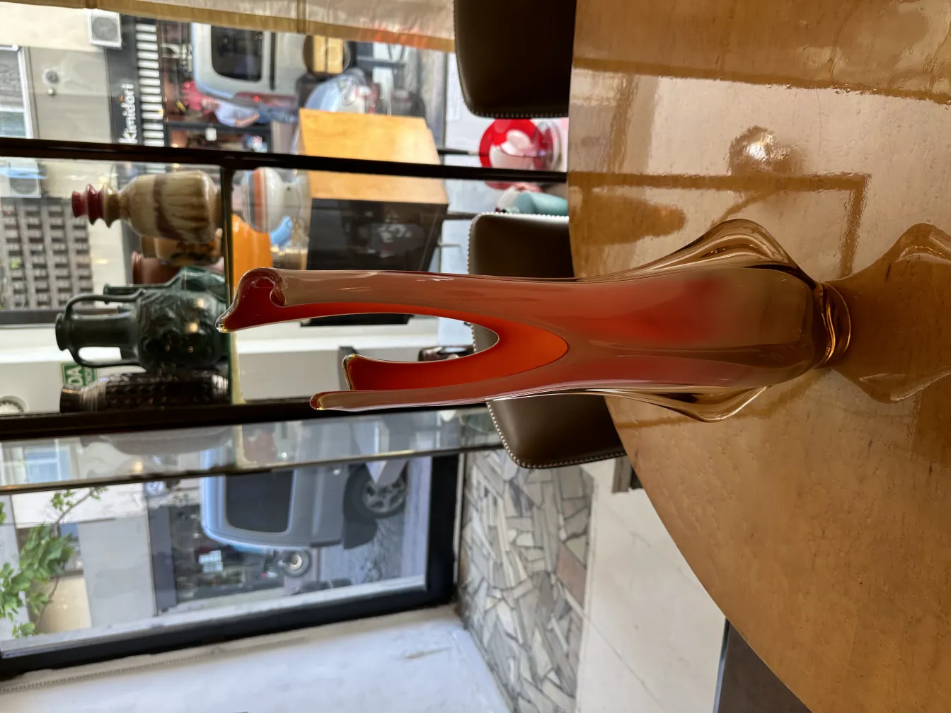 vaso di Murano antico su tavolo con ambientazione decorativa