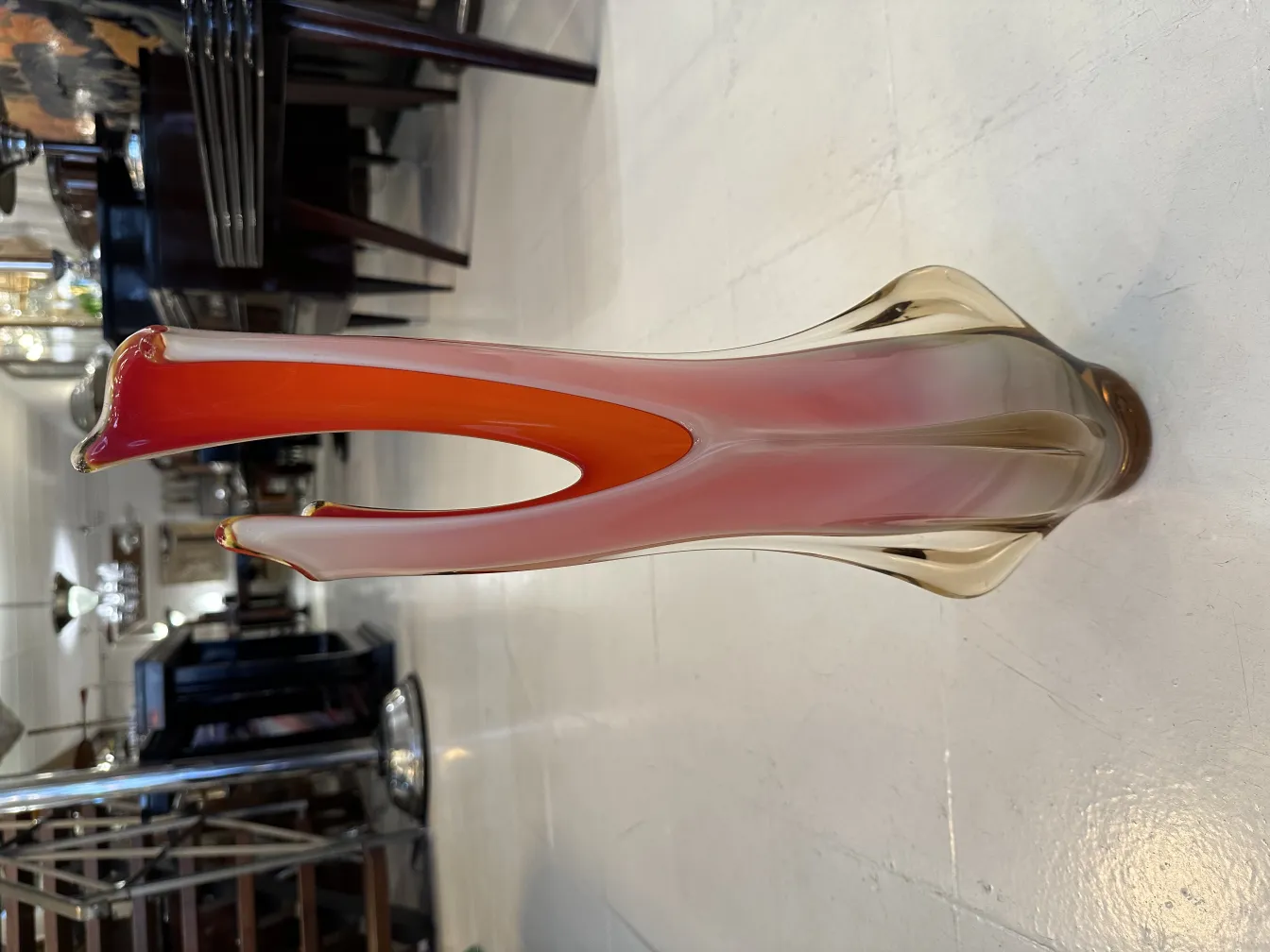 antike murano-vase in leuchtenden farben vor hellem hintergrund