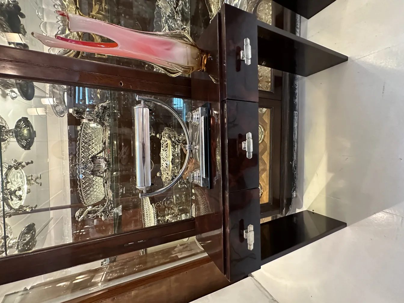 Vaso di Murano antico con forma attraente e colori morbidi, circondato da elementi decorativi.