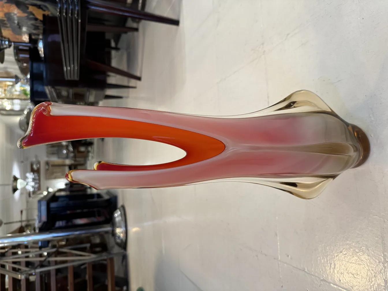 vase murano avec un design élégant dans un cadre accueillant