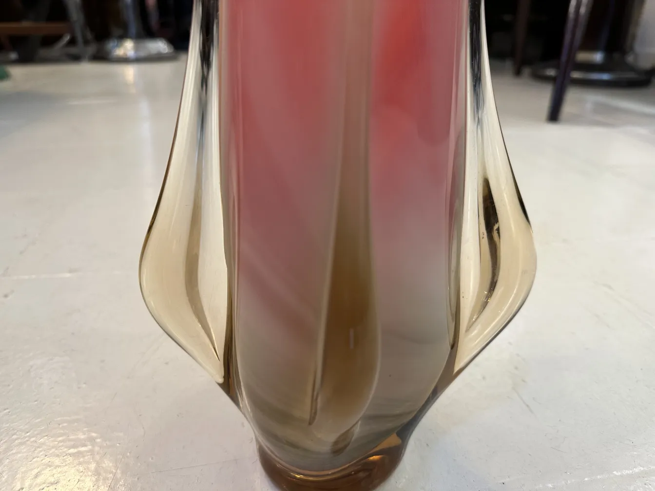 古老的穆拉诺花瓶，色调柔和，优雅的环境