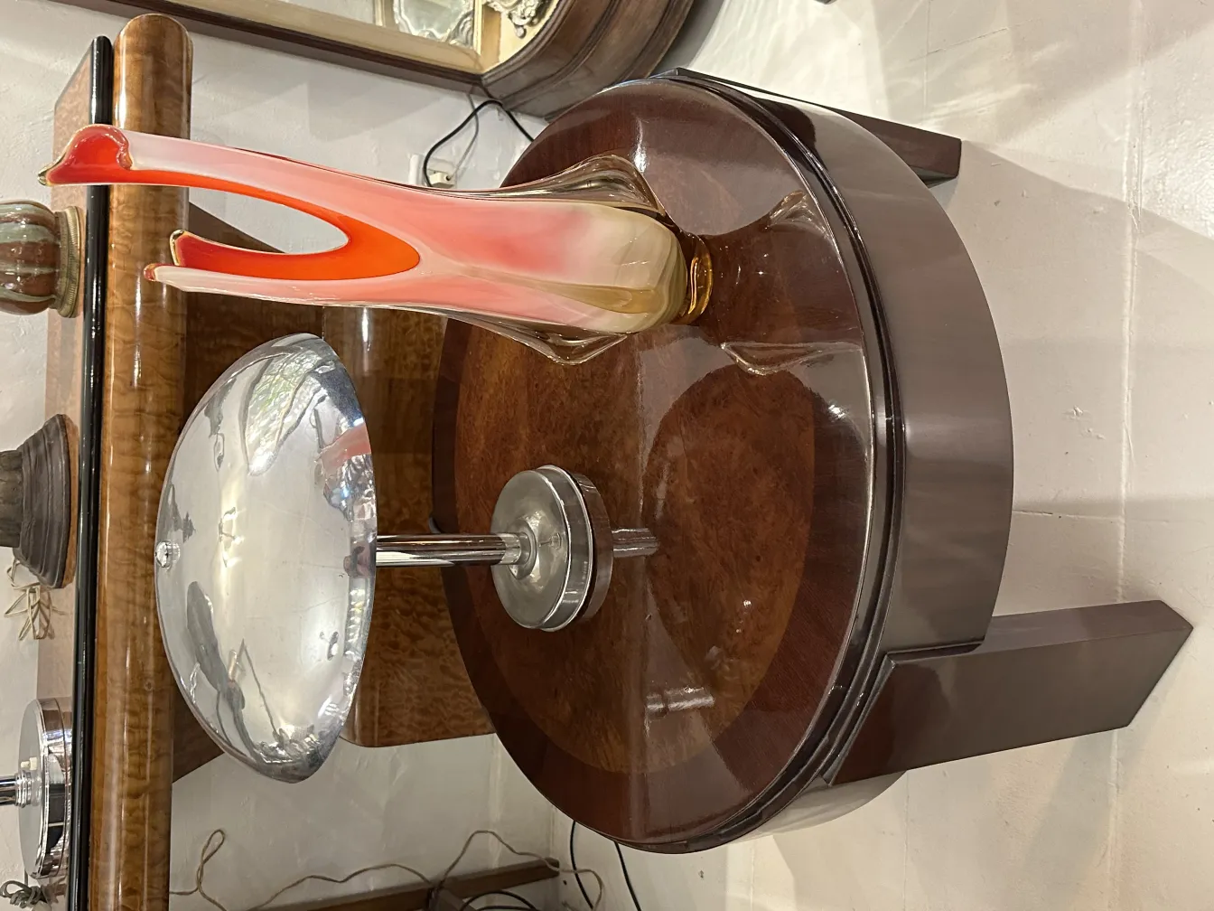 オレンジと黄色の色合いの古いムラーノ花瓶がテーブルの上に