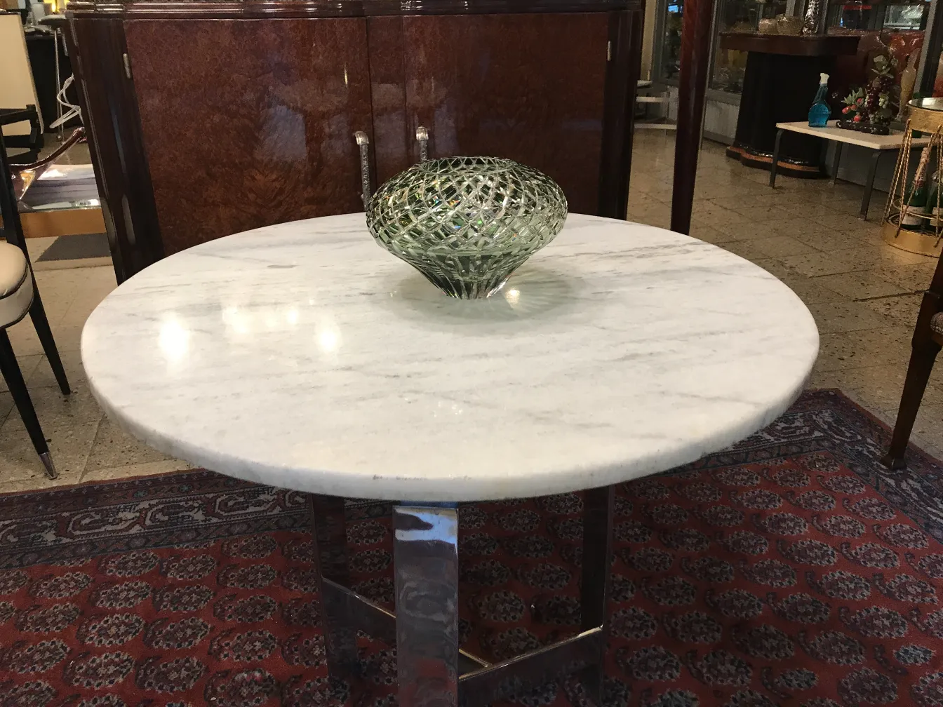 vase murano ancien sur une table en marbre blanc