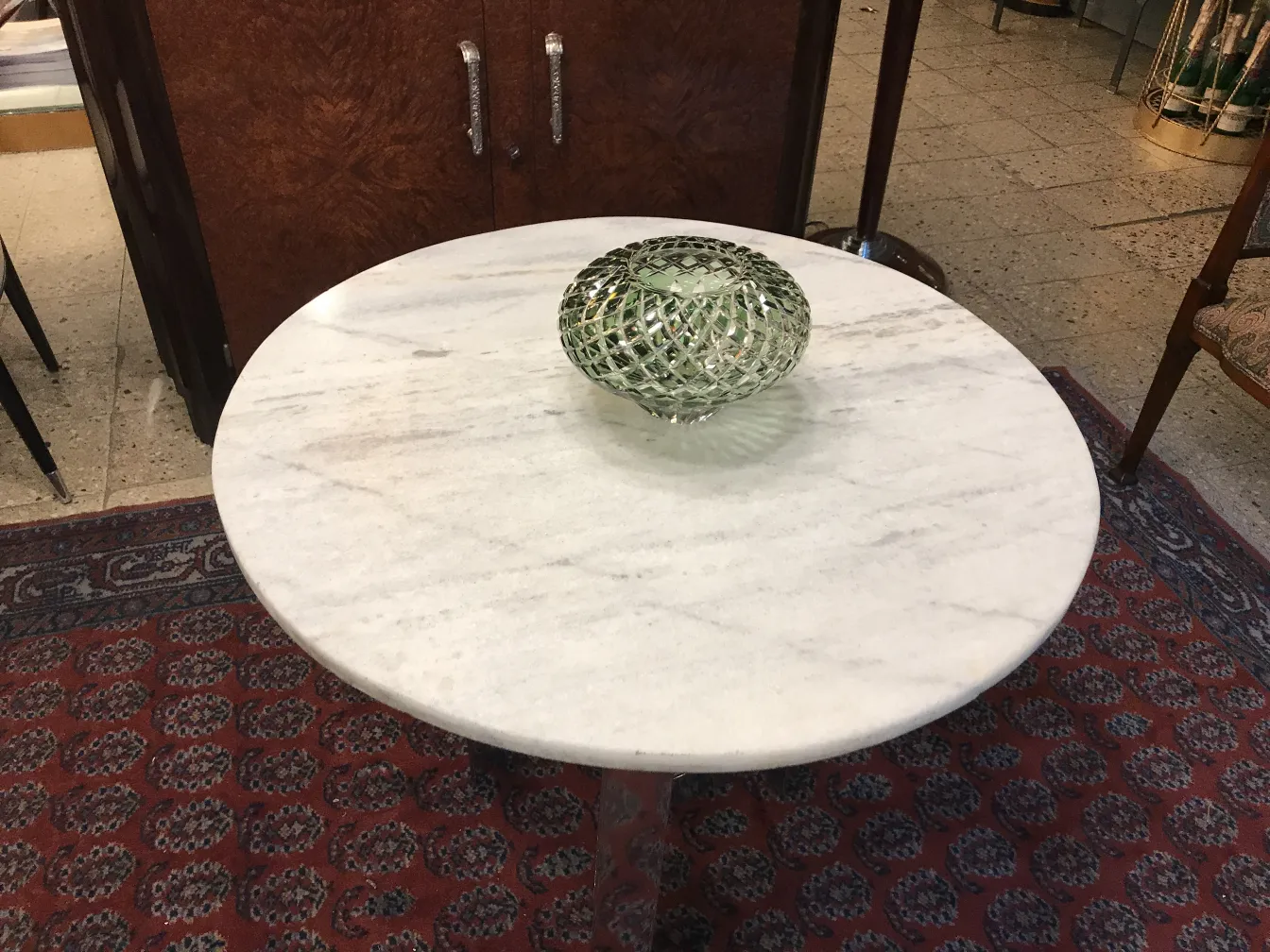 vaso di murano verde su tavolo di marmo antico