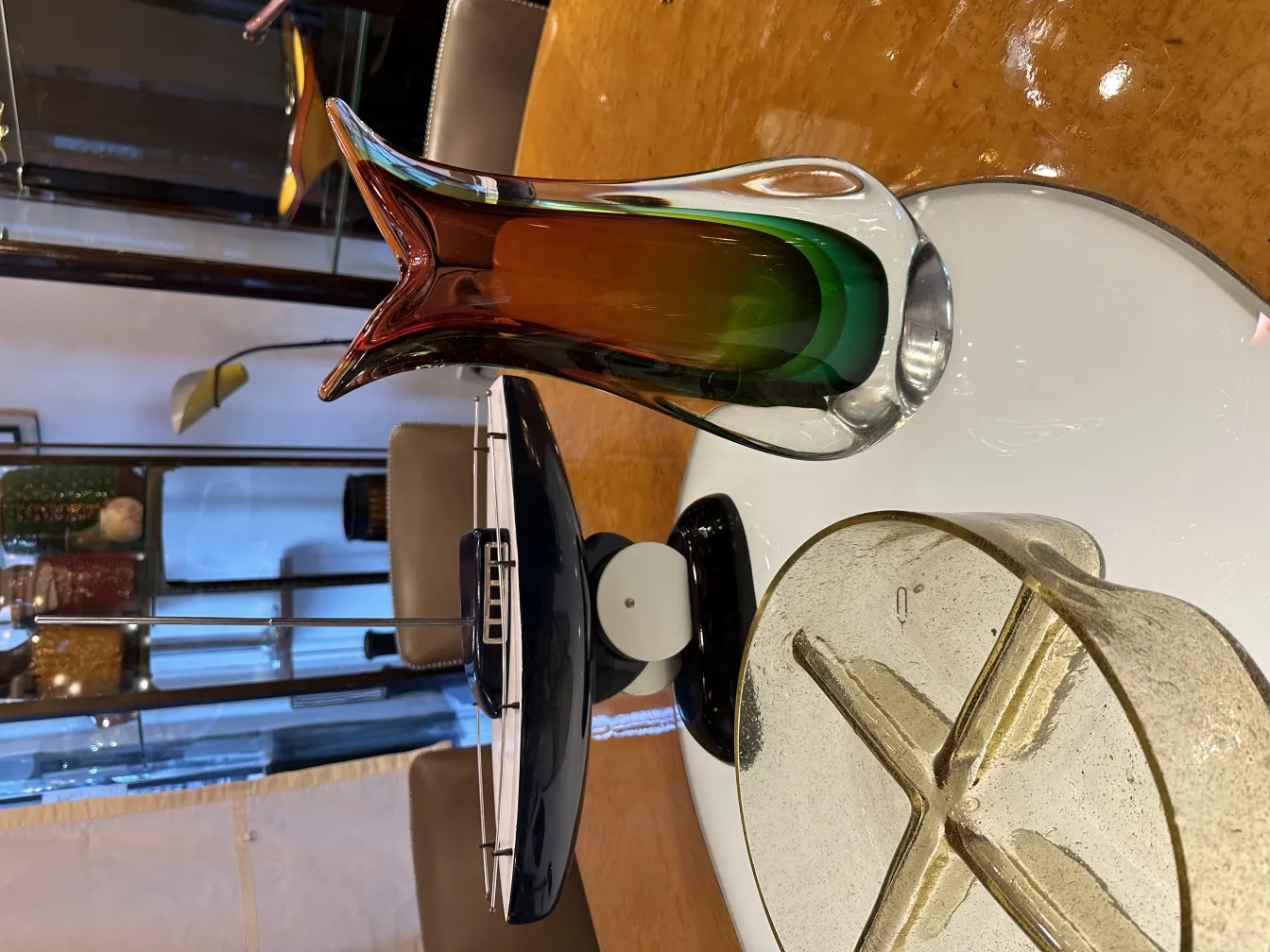 vase di murano antico con colori vivaci su tavolo