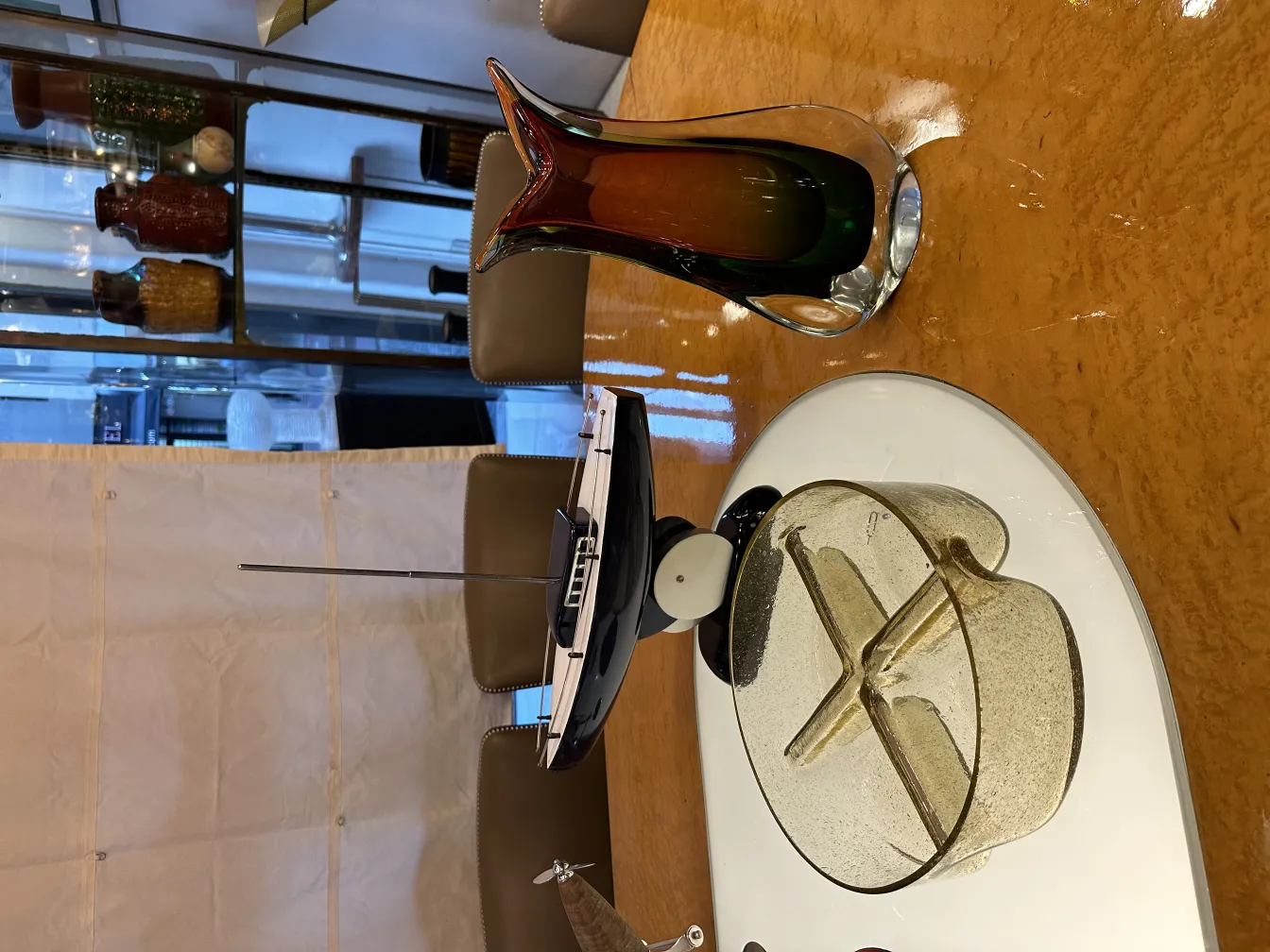 Vases Murano élégants et colorés sur une table