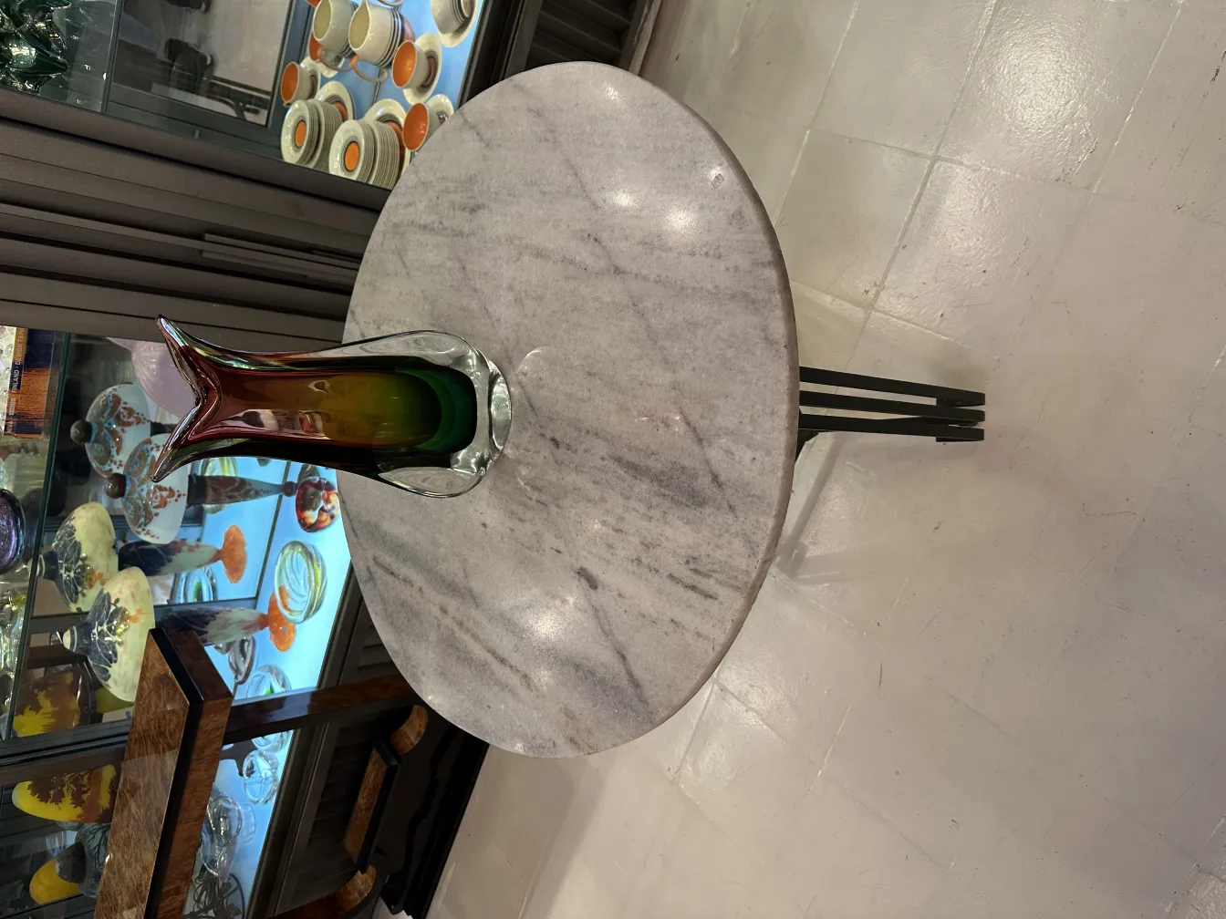 murano-vase auf einem steintisch mit antikem flair