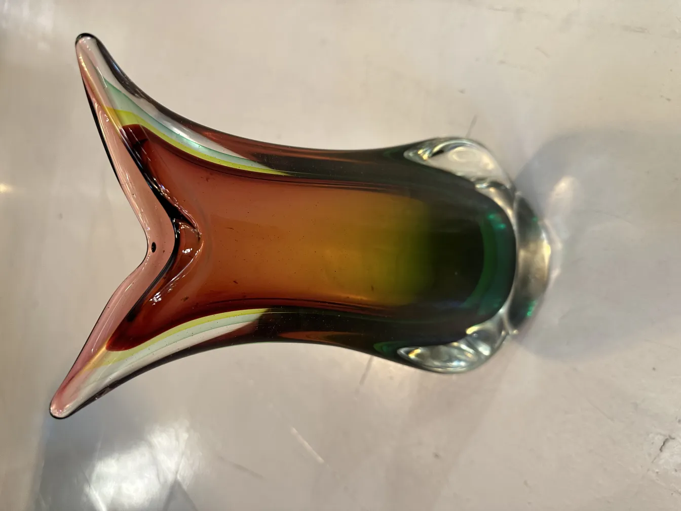 antike Murano-Glas in Rottönen und Grüntönen mit eleganten Formen