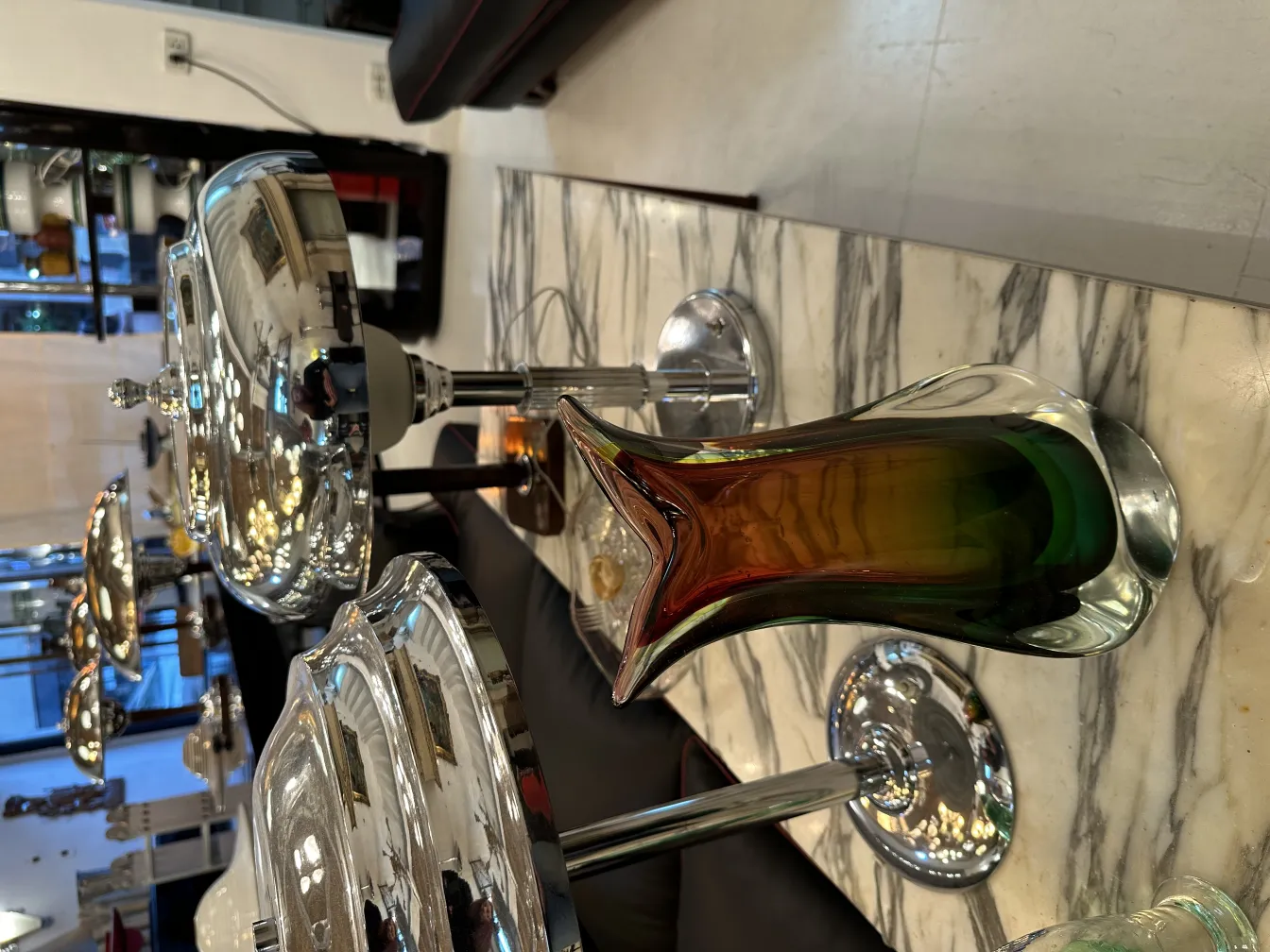 エレガントな環境にある緑と赤の古いムラーノ花瓶