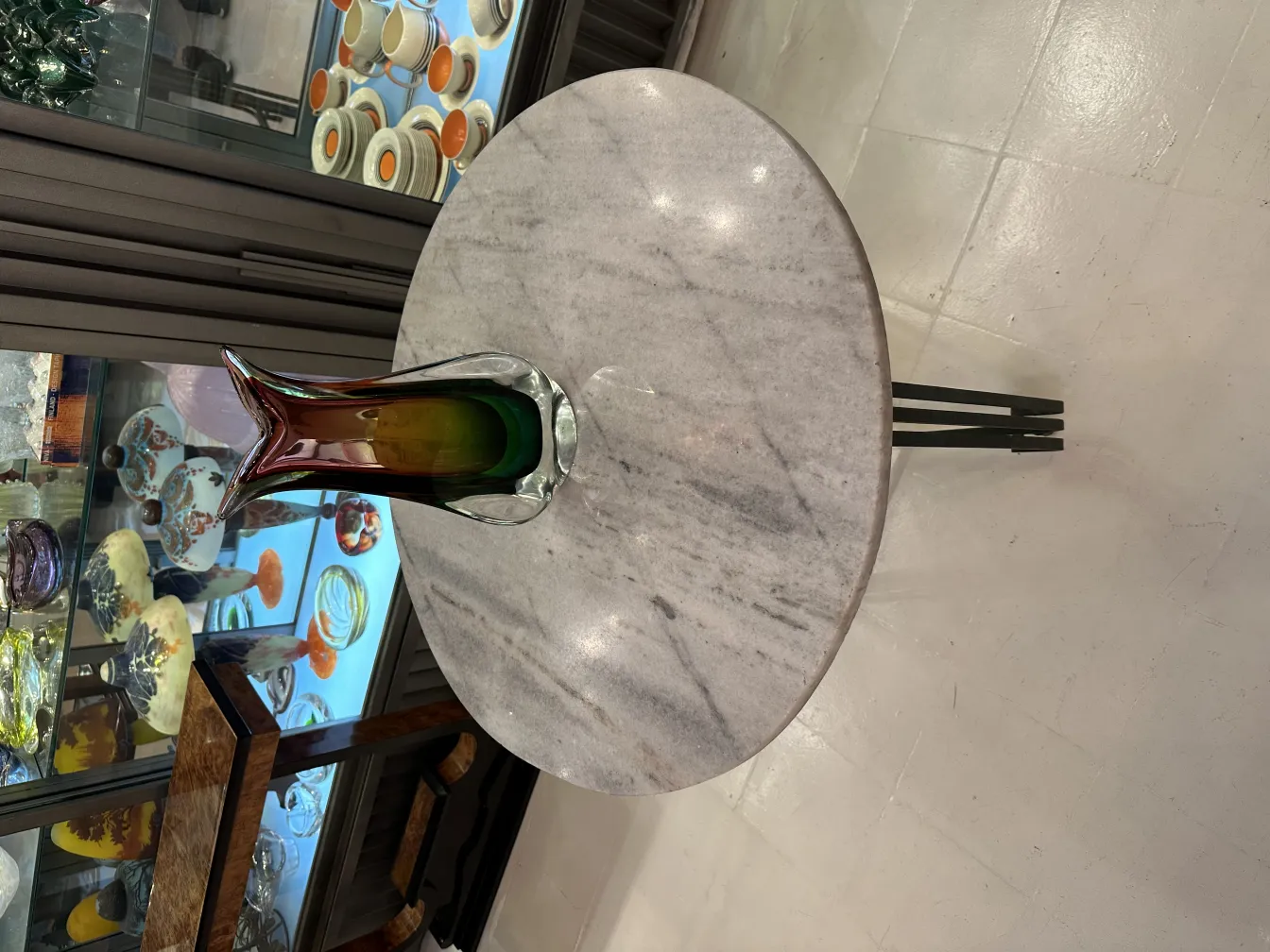 florero de murano con diseño colorido en la mesa