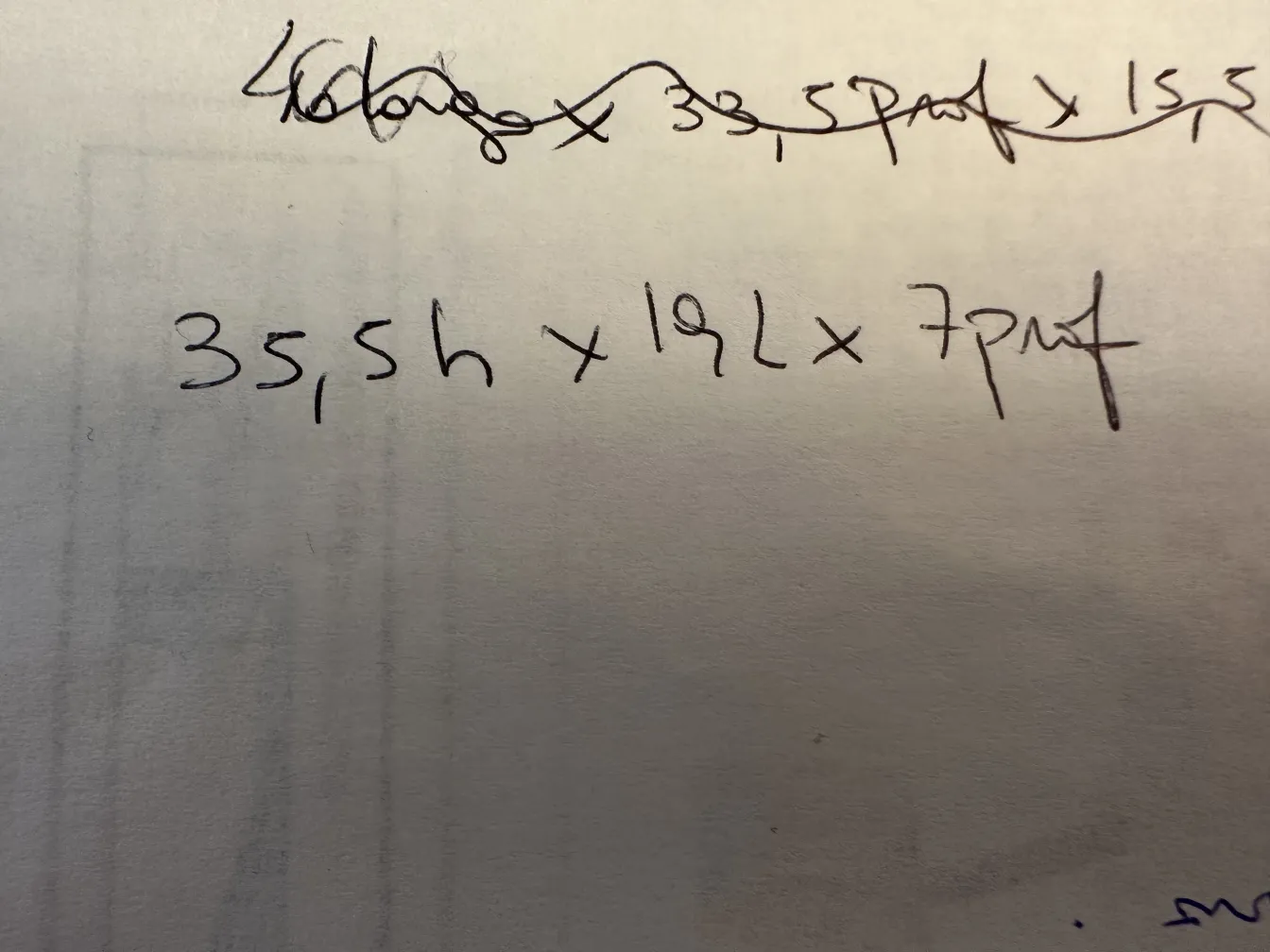 穆拉诺花瓶在优雅的环境中，古老的装饰，丰富的颜色