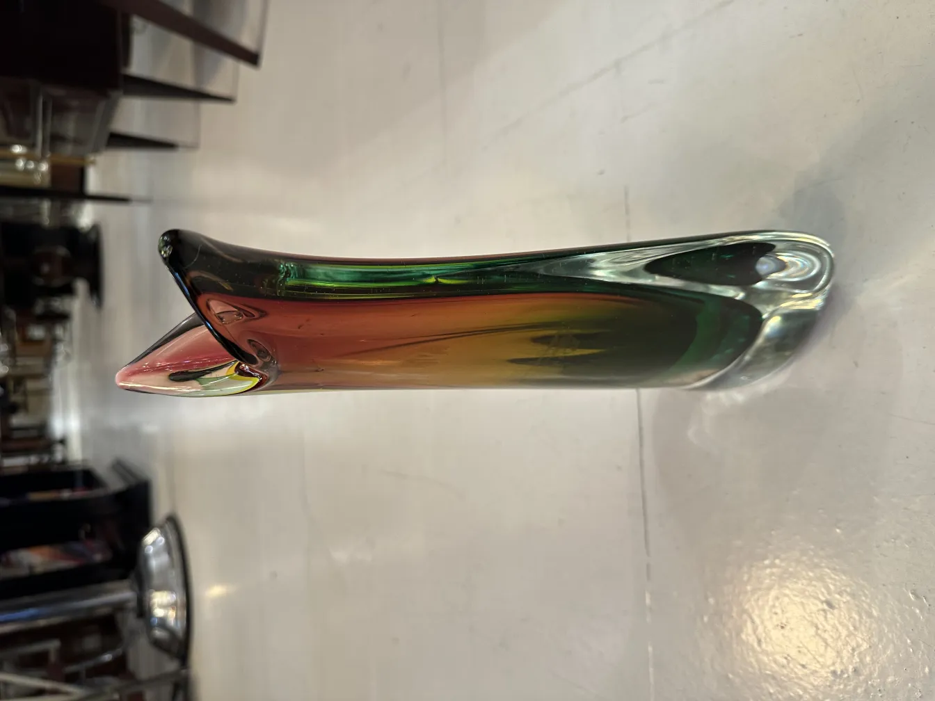 antiker murano-glas mit gebogenem design und lebhaften farben, in einem geschäft
