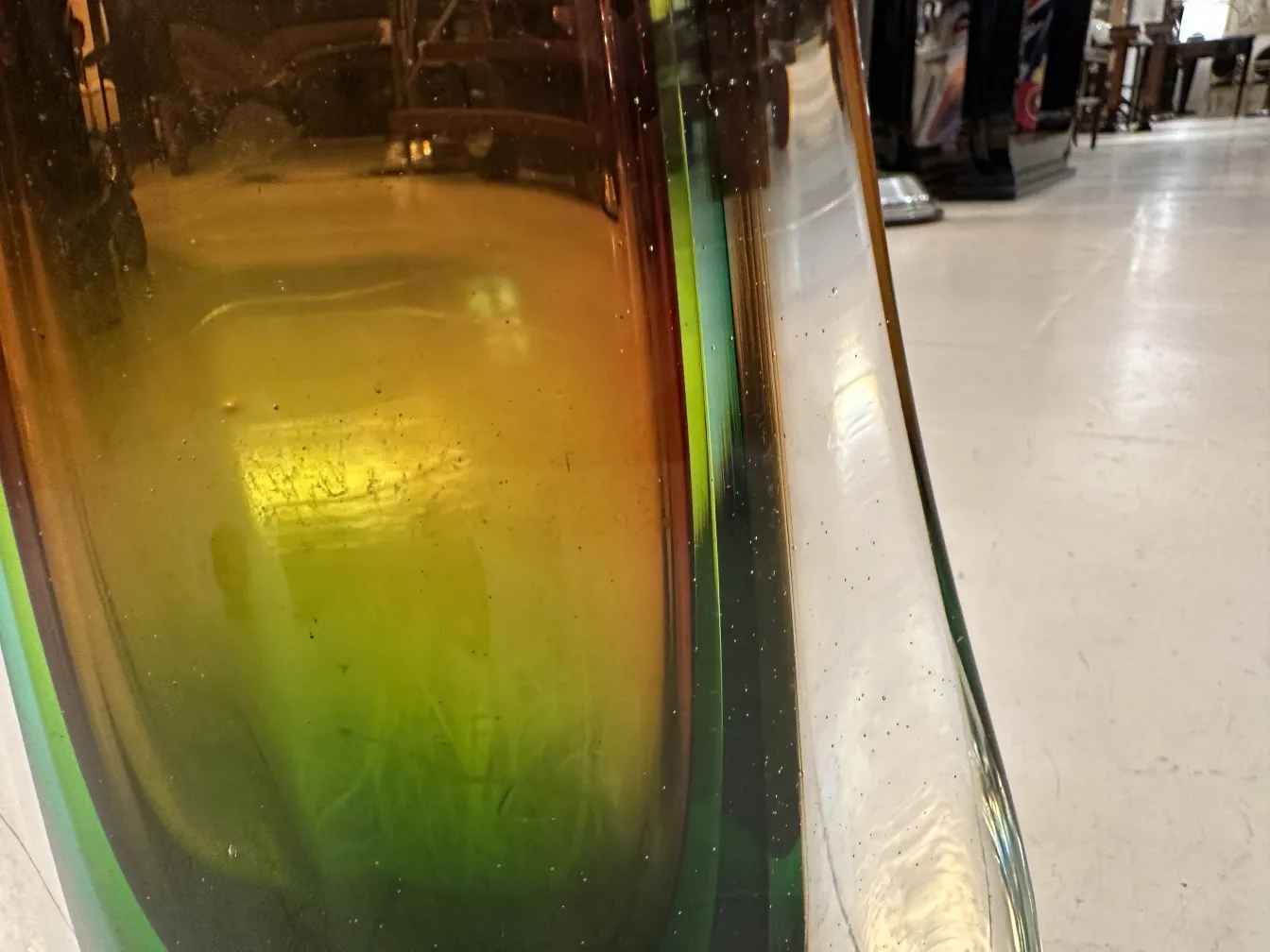 vase murano ancien avec un design coloré et brillant