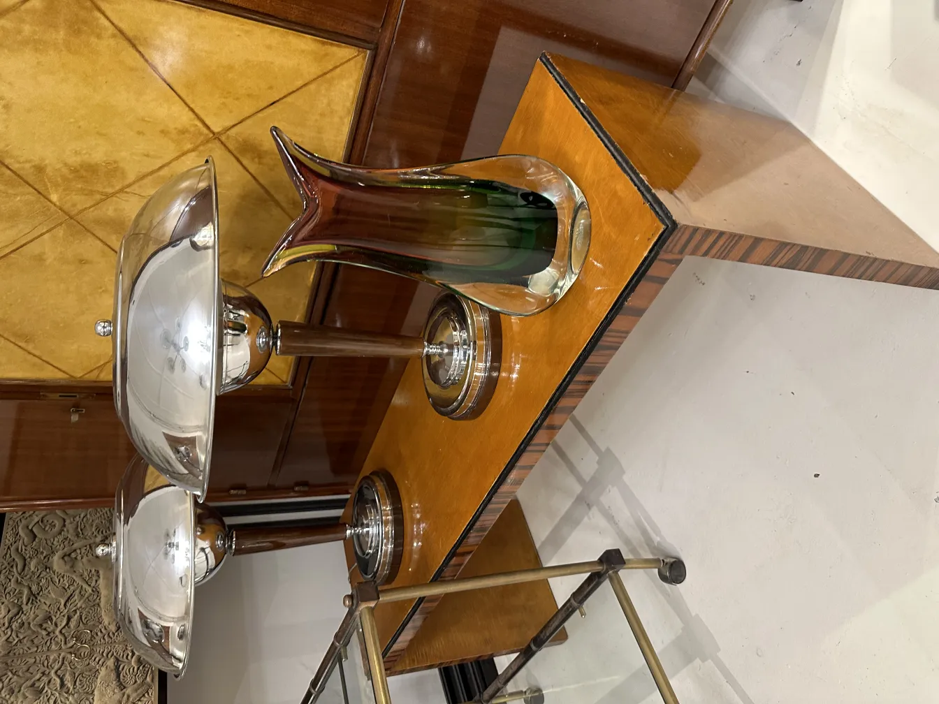 Vaso di Murano su sfondo moderno con design elegante