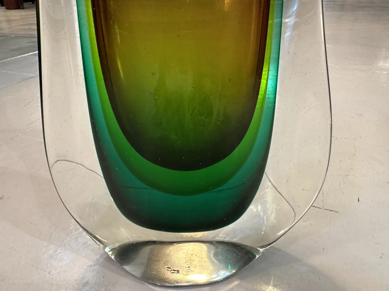 vase di murano antico con colori vivaci e forme eleganti